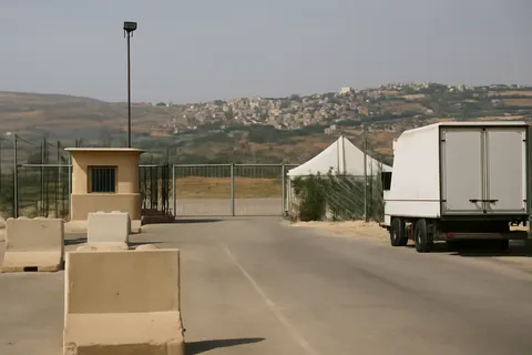 Grounded editorial scene illustrating Under a framework agreement signed in Washington, Israel will withdraw from select areas in southern Lebanon, allowing displaced residents to return amid ongoing conflict.