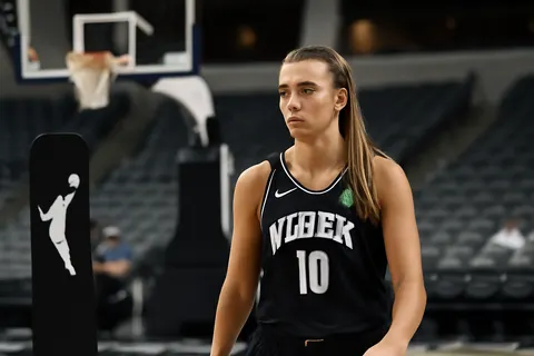 Grounded editorial scene illustrating New York Liberty guard Sabrina Ionescu refutes reports that she declined to participate in the WNBA All-Star 3-point contest, stating she was never formally invited.
