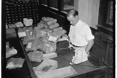 Title: Baltimore, Md. Applications for social security account numbers transmitted to the Boards Office of the Social Security Board, in the Candler(?) Building, Baltimore, Md., in bundles of 500 from each of the typing centers located throughout the country Abstract/medium: 1 negative : glass ; 4 x 5 in. or smaller