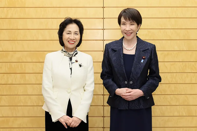 Sanae Takaichi in a photo with a Special Advisor to the Prime Minister, Matsushima Midori