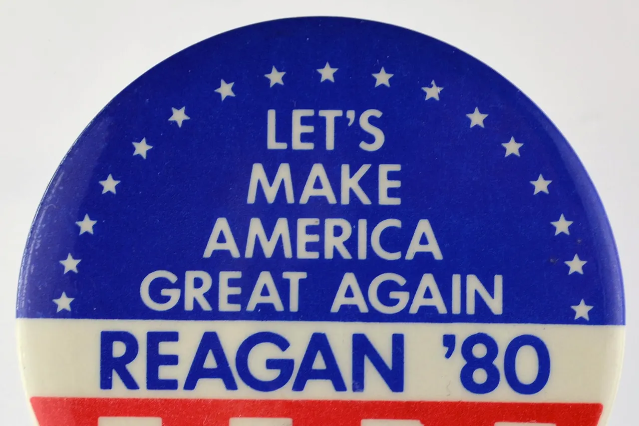 A button from Ronald Reagan's 1980 U.S. presidential campaign . It bears the slogan "Let's Make America Great Again " and also reads "Reagan '80".