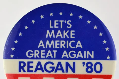 A button from Ronald Reagan's 1980 U.S. presidential campaign . It bears the slogan "Let's Make America Great Again " and also reads "Reagan '80".