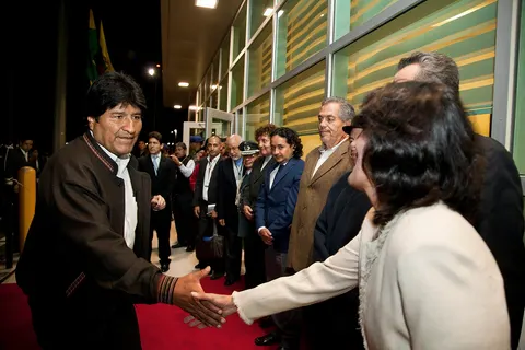 Quito (Ecuador), 22 de Julio 2013. Cerca de las 21h30 arribó al aeropuerto Mariscal Sucre de Quito, el Presidente del Estado Plurinacional de Bolivia, Evo Morales, junto a su Canciller David Choquehuanca. El Ministro de Relaciones Exteriores y Movilidad Humana, Ricardo Patiño dio la bienvenida al mandatario boliviano junto a la Embajadora de Bolivia en Ecuador, Ruzena Maribel Santamaría. Foto: Fernanda LeMarie - Cancillería del Ecuador.