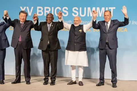 (da esquerda) Presidente do Brasil Lula da Silva , Presidente da China Xi Jinping , Presidente da África do Sul Cyril Ramaphosa , Primeiro Ministro da Índia Narendra Modi e Ministro das Relações Exteriores da Rússia Sergey Lavrov , em uma fotografia de família, Luiz Inácio Lula da Silva em 2023em Joanesburgo , na África do Sul, em 22 de agosto de 2023.
