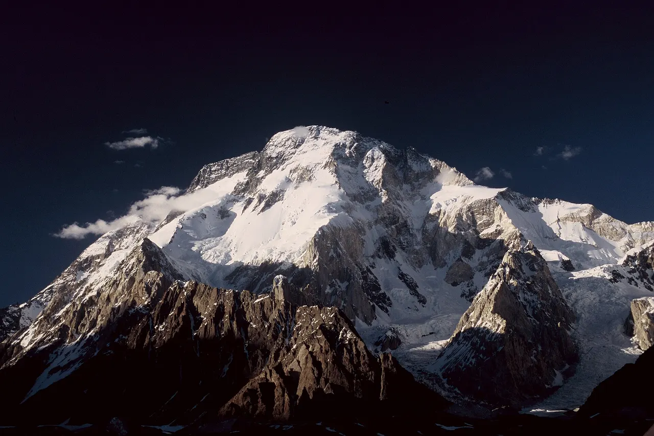 Broad Peak seen from Concordia Author: Florian Ederer Date: July 2005