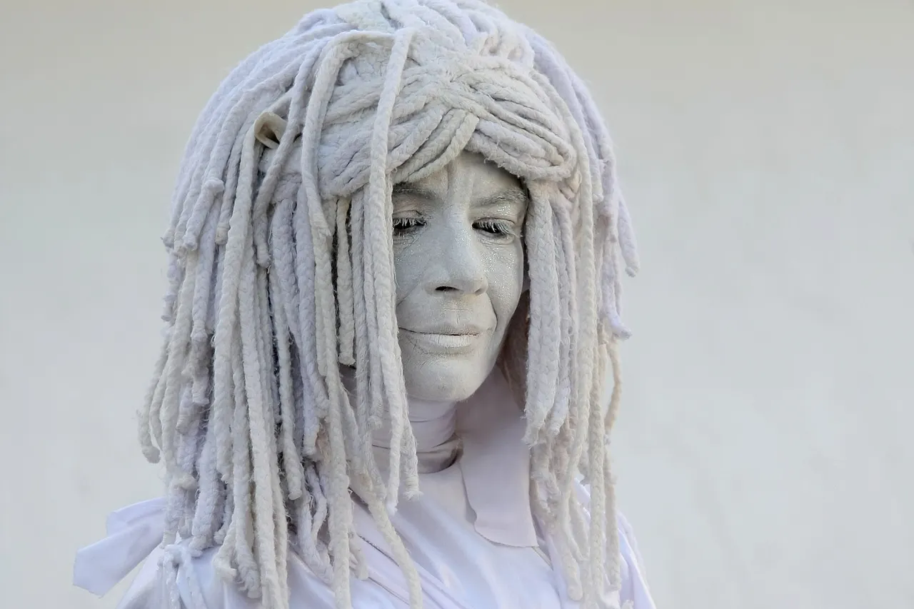 A living statue in Miami Beach, Florida .