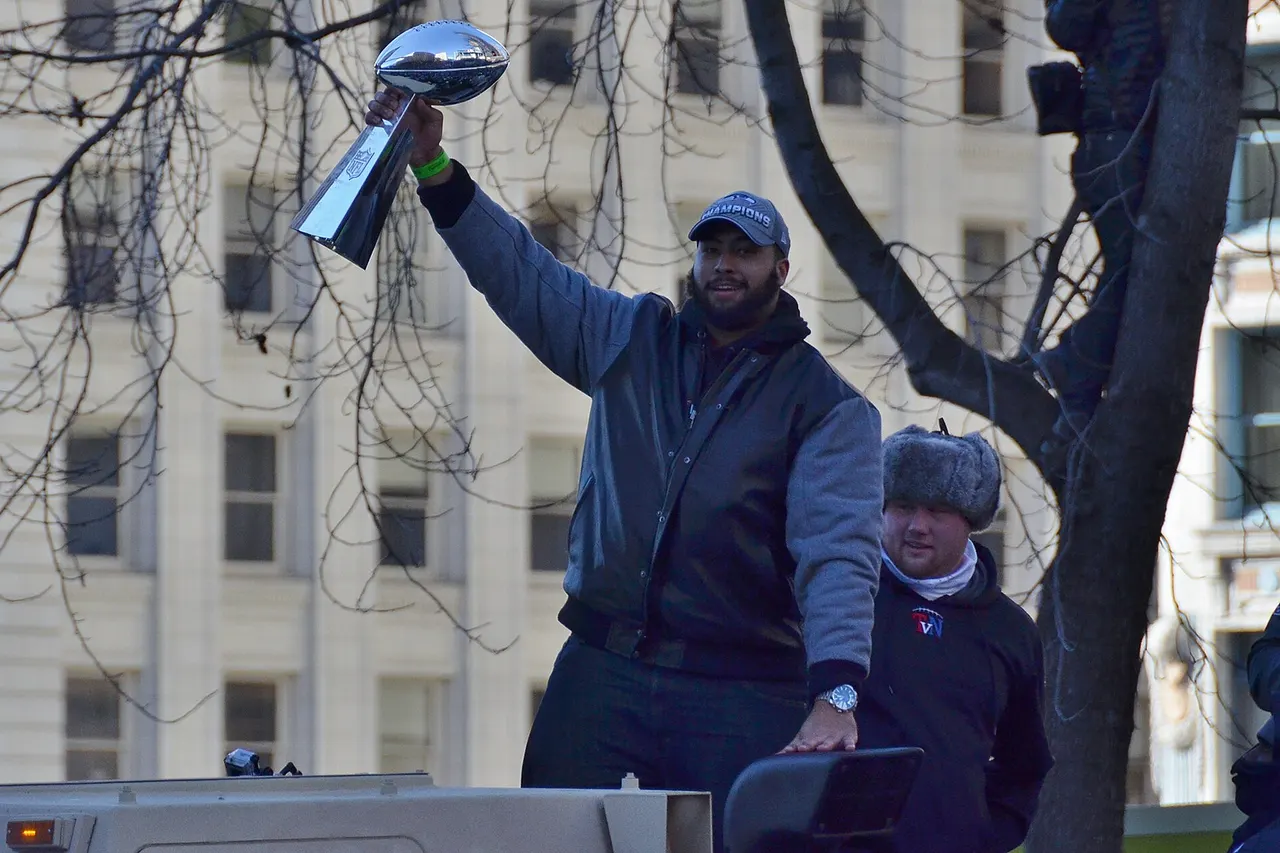 Michael Bowie holding the Lombardi Trophy during the parade in Seattle, 02.05.2014