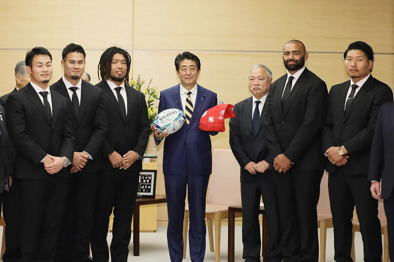 On December 11, 2019, Prime Minister Shinzo Abe received a courtesy call from members of the Japan national rugby union team and others, who presented the report on Rugby World Cup Japan 2019 and commemorative items, at the Prime Minister’s Office.