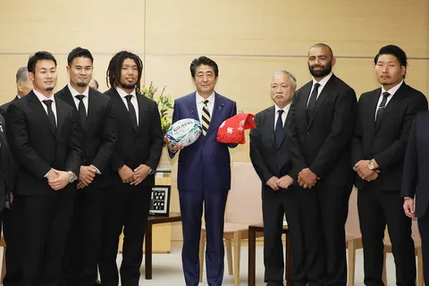 On December 11, 2019, Prime Minister Shinzo Abe received a courtesy call from members of the Japan national rugby union team and others, who presented the report on Rugby World Cup Japan 2019 and commemorative items, at the Prime Minister’s Office.