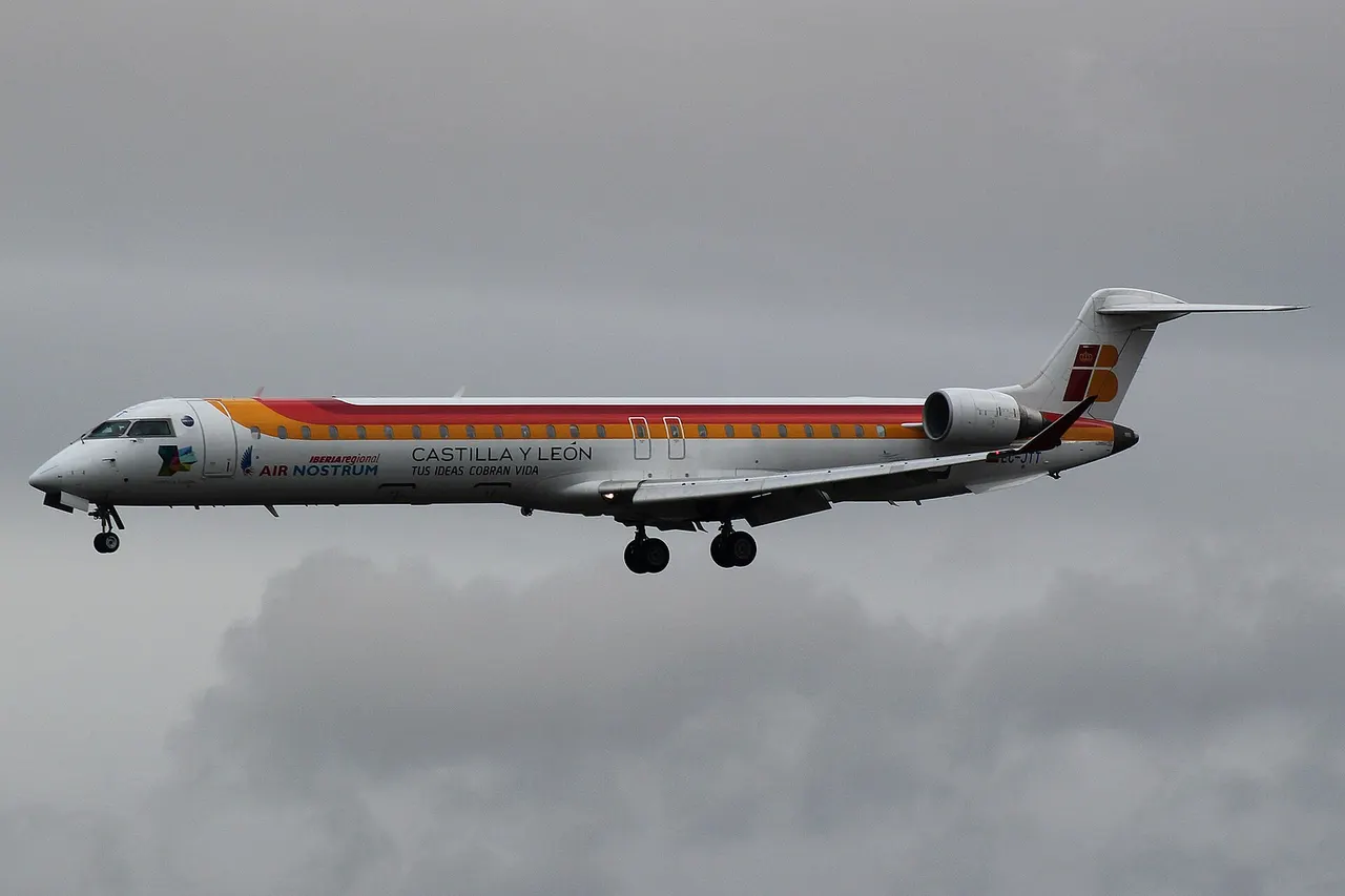 CRJ-900 de Air Nostrum aterrando no aeroporto do Vigo.