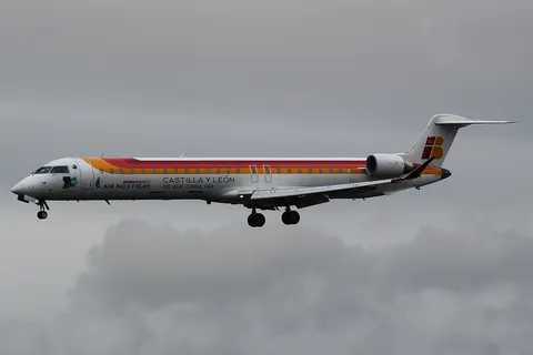 CRJ-900 de Air Nostrum aterrando no aeroporto do Vigo.