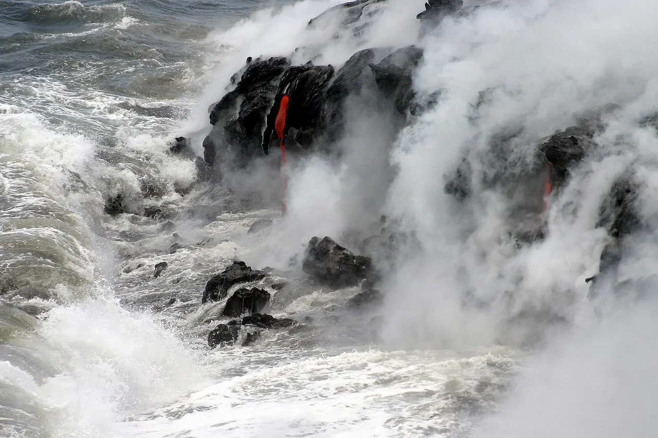 Pāhoehoe Lava is entering Pacific at The Big Island of Hawai , Hawaii Volcanoes National Park .