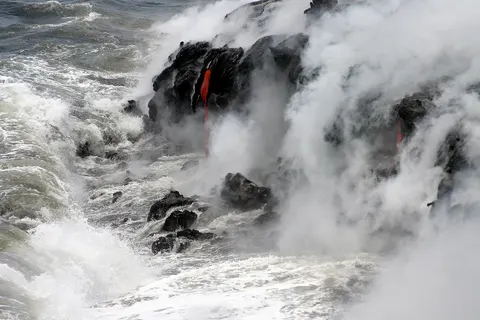 Pāhoehoe Lava is entering Pacific at The Big Island of Hawai , Hawaii Volcanoes National Park .