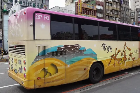 ​基隆客運2010年日野RK8JRSA大客車267-FQ右側，驚艷水金九塗裝，停靠基隆市仁愛區忠一路公車停靠區，位於光南大批發連鎖店基隆店對面。