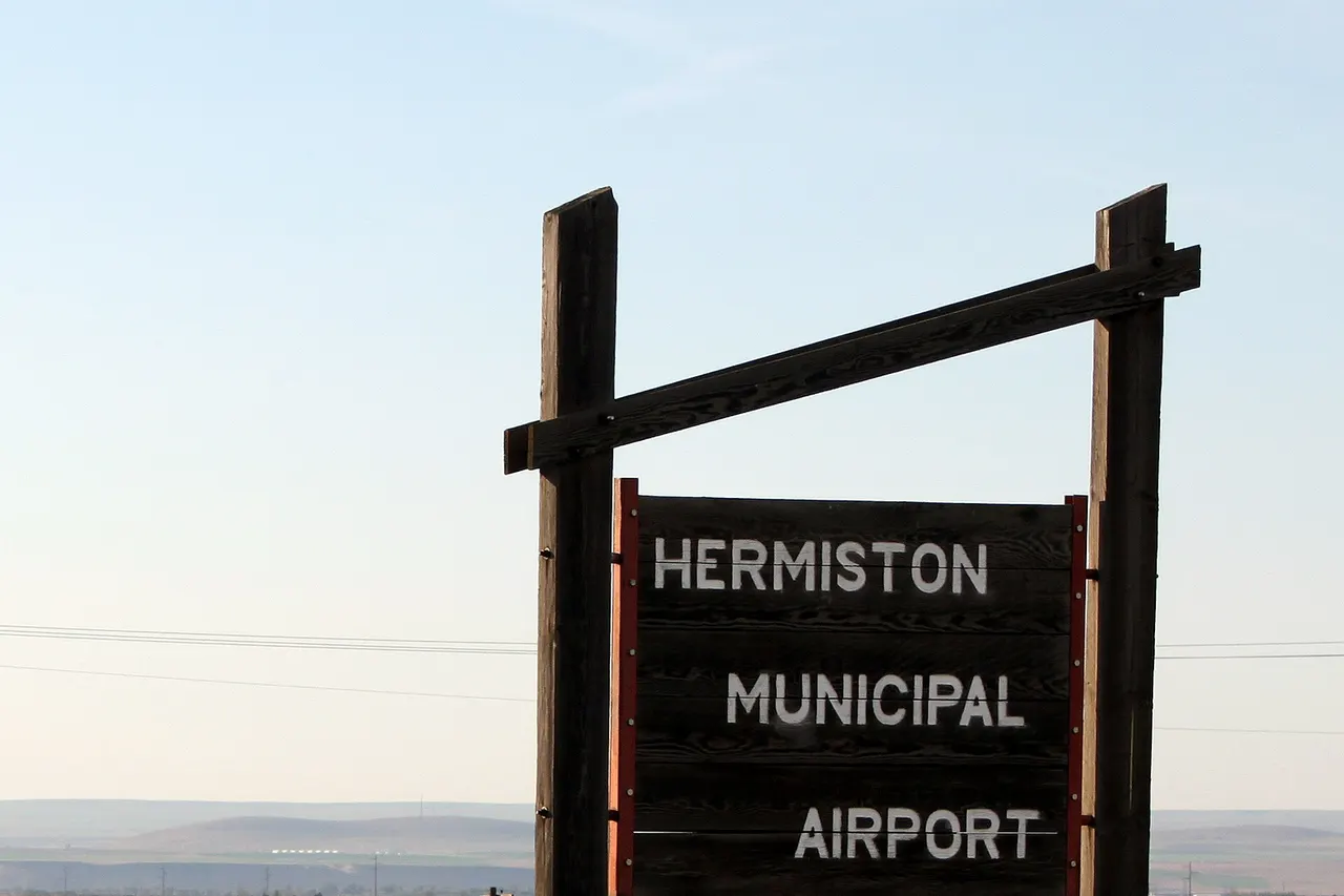 w:Hermiston Municipal Airport sign in w:Hermiston, Oregon .