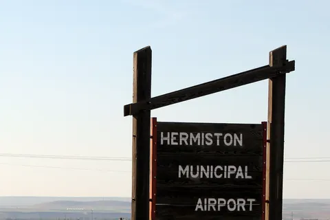 w:Hermiston Municipal Airport sign in w:Hermiston, Oregon .