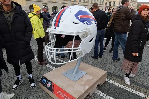 Riesenhelm der Buffalo Bills auf dem Platz vor der Feldherrnhalle am Vortag vom NFL Munich Game 2022