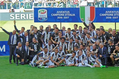 Torino (Italia), Juventus Stadium, 21 maggio 2017. Al termine della vittoria interna contro il Crotone FC (3-0), la Juventus FC festeggia la vittoria del suo 33º scudetto nonché 6º consecutivo, stabilendo in quest'ultimo caso un nuovo record nella storia del campionato italiano di Serie A.