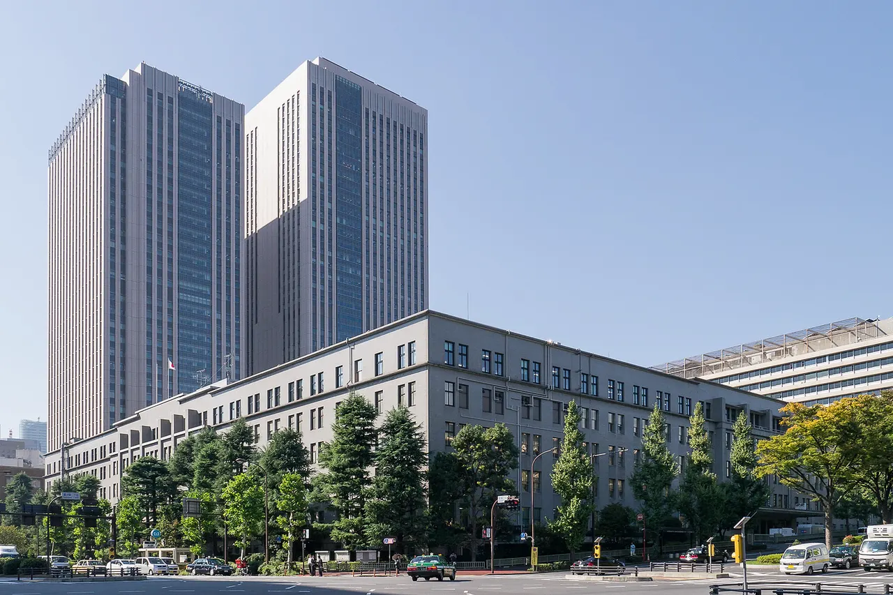 財務省・国税庁、東京都千代田区霞が関3-1-1。