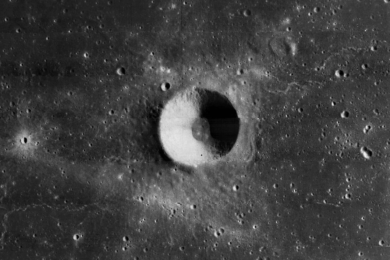 Image of lunar crater Peek with surroundings, taken by Lunar Orbiter 1. The original preview image 1011_med.jpg was reduced in size to one half normal. Current version is full resolution.