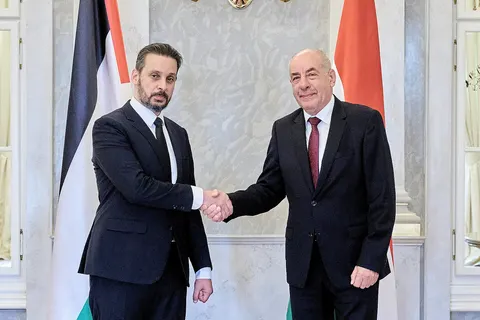 صورة السفير فادي الحسيني خلال مراسم تسليمه أوراق اعتماده سفيرًا لدولة فلسطين في المجر