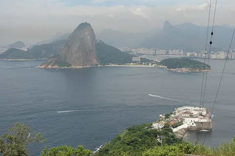 Santa Cruz fort and the opening of the Guanabara bay