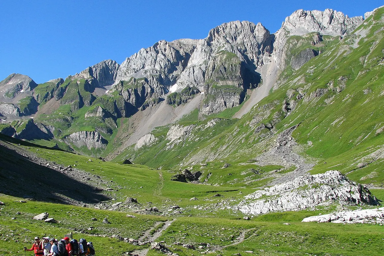 Dents Blanches seen from SE from a point near the refuge de la Vogealle, Haute-Savoie, France. The Dents Blanches are located at the border between France and Switzerland. Named points ltr: Corne au Taureau ( 2,630 m ), Pointe de la Golette ( 2,638 m ), the Dents Blanches Occidentales ( 2,709 m ), Dent du Signal ( 2 728 m ), Grande Brèche ( 2,711 m ).