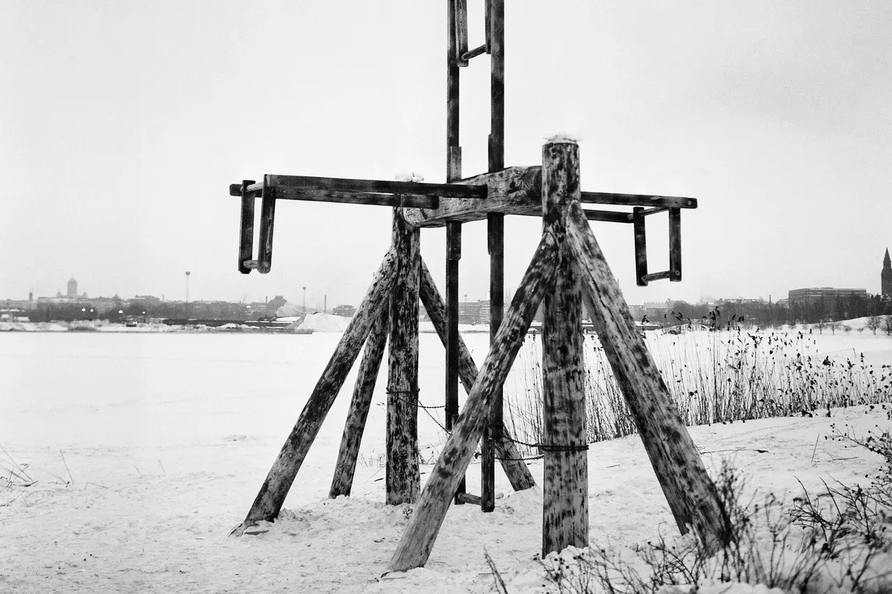 Making of the film "The Billion Dollar Brain" in Helsinki February 1967. "Agent" swing at Töölö bay.
