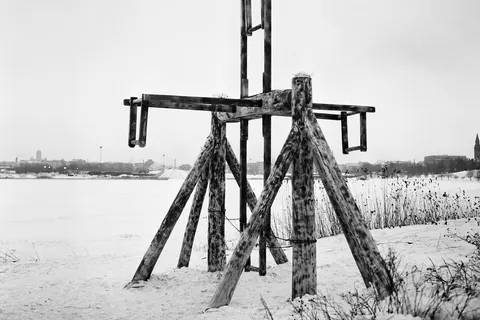 Making of the film "The Billion Dollar Brain" in Helsinki February 1967. "Agent" swing at Töölö bay.
