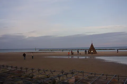 Vorbereitungen fürs Osterfeuer am Strand von Damp
