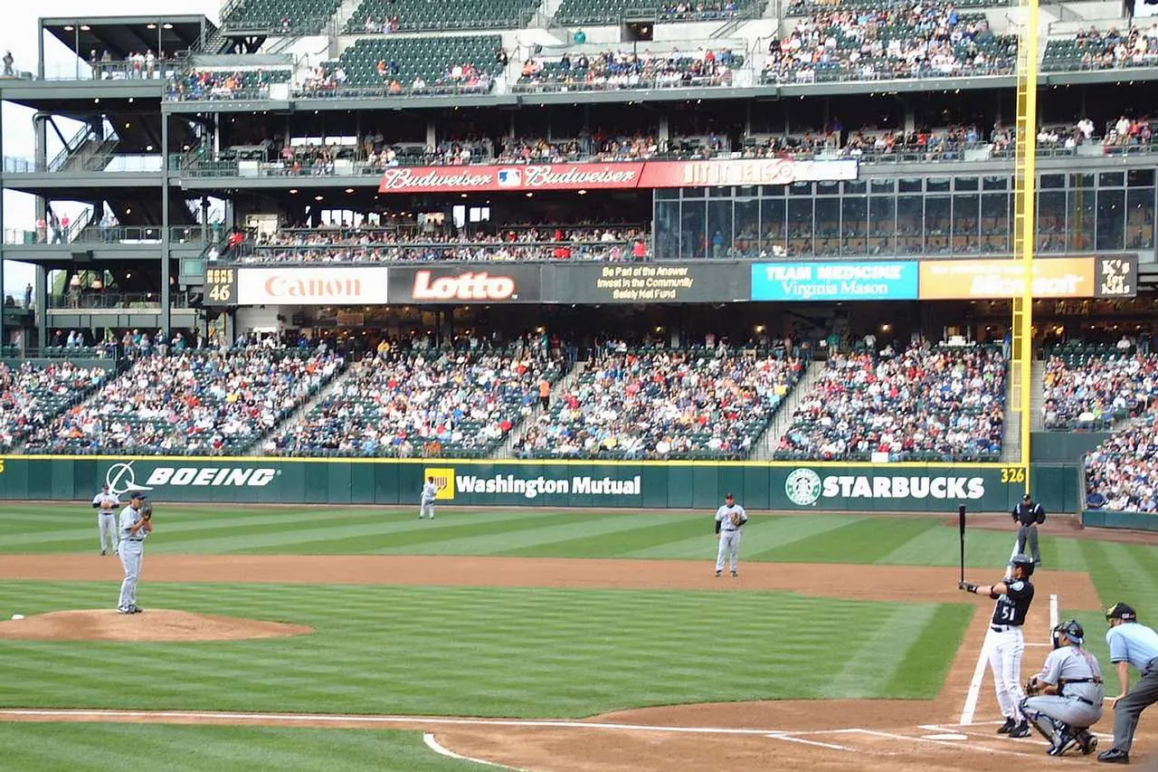 a major league baseball game at Seattle. Ichiro vs Ishii.