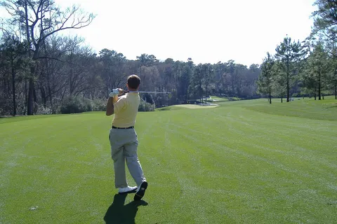 An Loch 11, einem 462 Meter langen Par 4, muss ein langes Eisen ins Grün geschlagen werden.