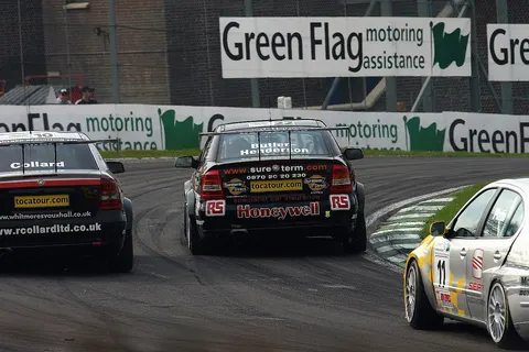 Charlie Butler-Henderson dives inside Rob Collard as Jason Plato follows at Brands Hatch at the BTCC on 25-04-2004