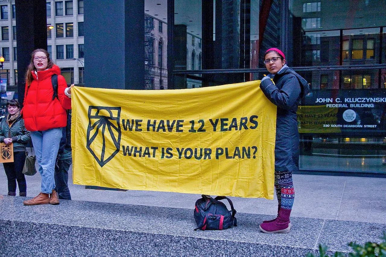 Banner "We have 12 years left, what is you plan?". Chicago Sunrise Movement rallies for a Green New Deal, in Chicago (Illinois), 27 February 2019.