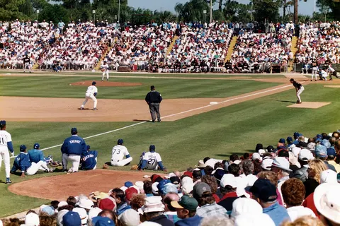 Spring Training game between the Cleveland Indians and Los Angeles Dodgers at Vero Beach , Florida , 1994 , by Rick Dikeman 02:41, Uploaded 10 February 2004 . . Rdikeman . . 300×202 (23 KB)