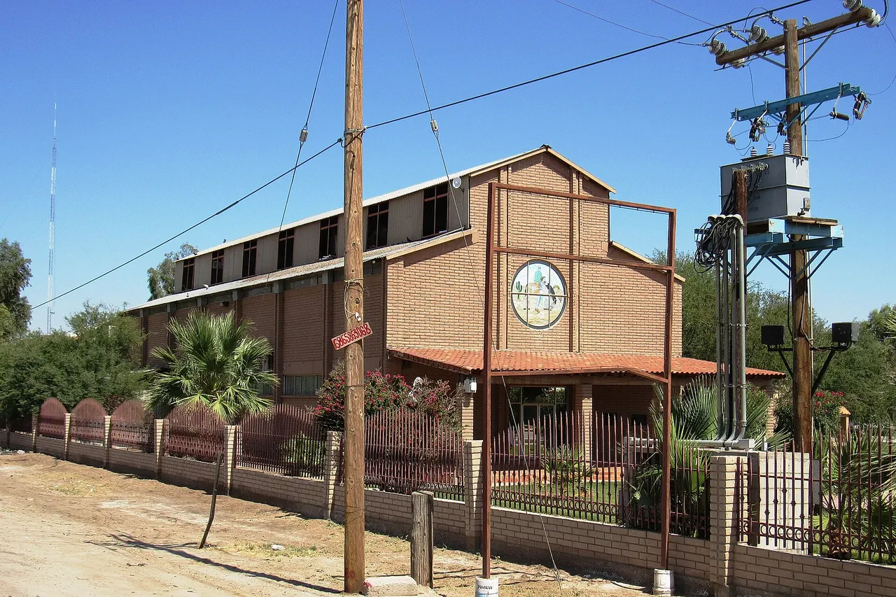 Este edificio alberga las oficinas principales de Secretaría de Fomento Agropecuario del Estado de Baja California.