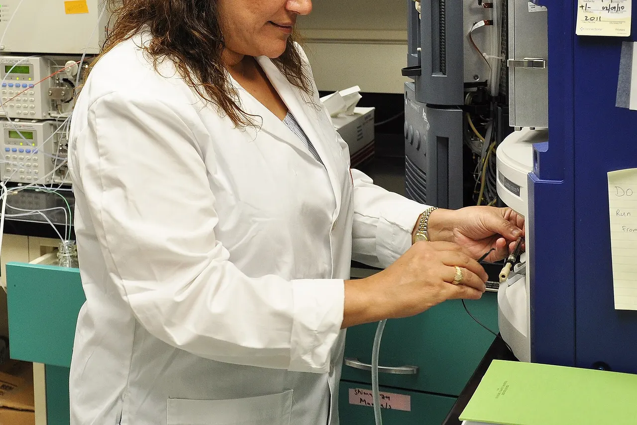 Biochemical Toxicology scientist loading a sample in HPLC NMS/MS. The National Center for Toxicological Research (NCTR) is FDA's internationally recognized research center. The unique scientific research expertise of NCTR is critical in supporting FDA product centers and their regulatory science roles. For more about NCTR, read the Consumer Update at www.fda.gov/ForConsumers/ConsumerUpdates/ucm267496.htm