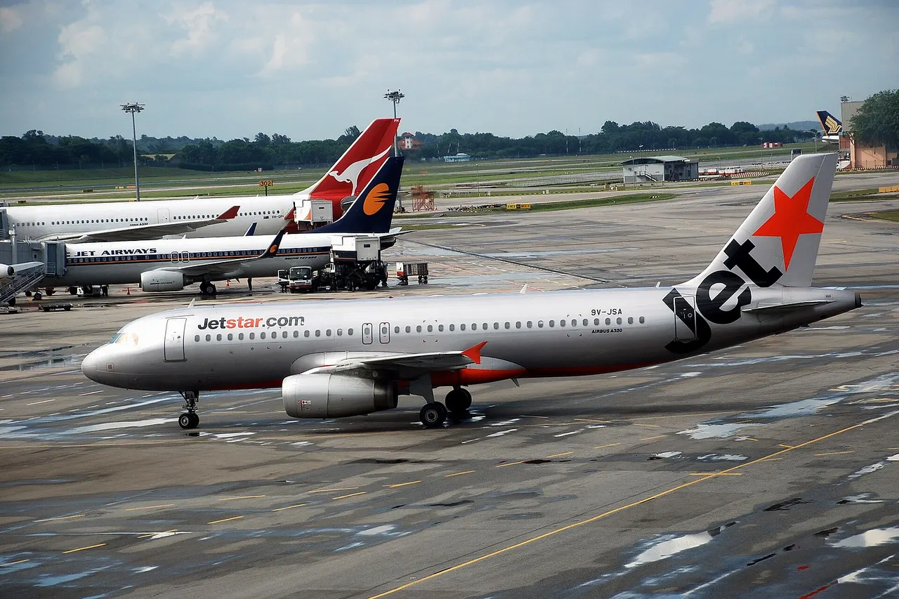 Jetstar Asia Airbus A320-200 taxiing (9V-JSA) at Singapore Changi Airport .