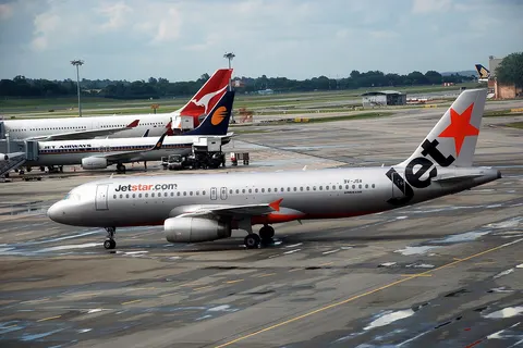Jetstar Asia Airbus A320-200 taxiing (9V-JSA) at Singapore Changi Airport .