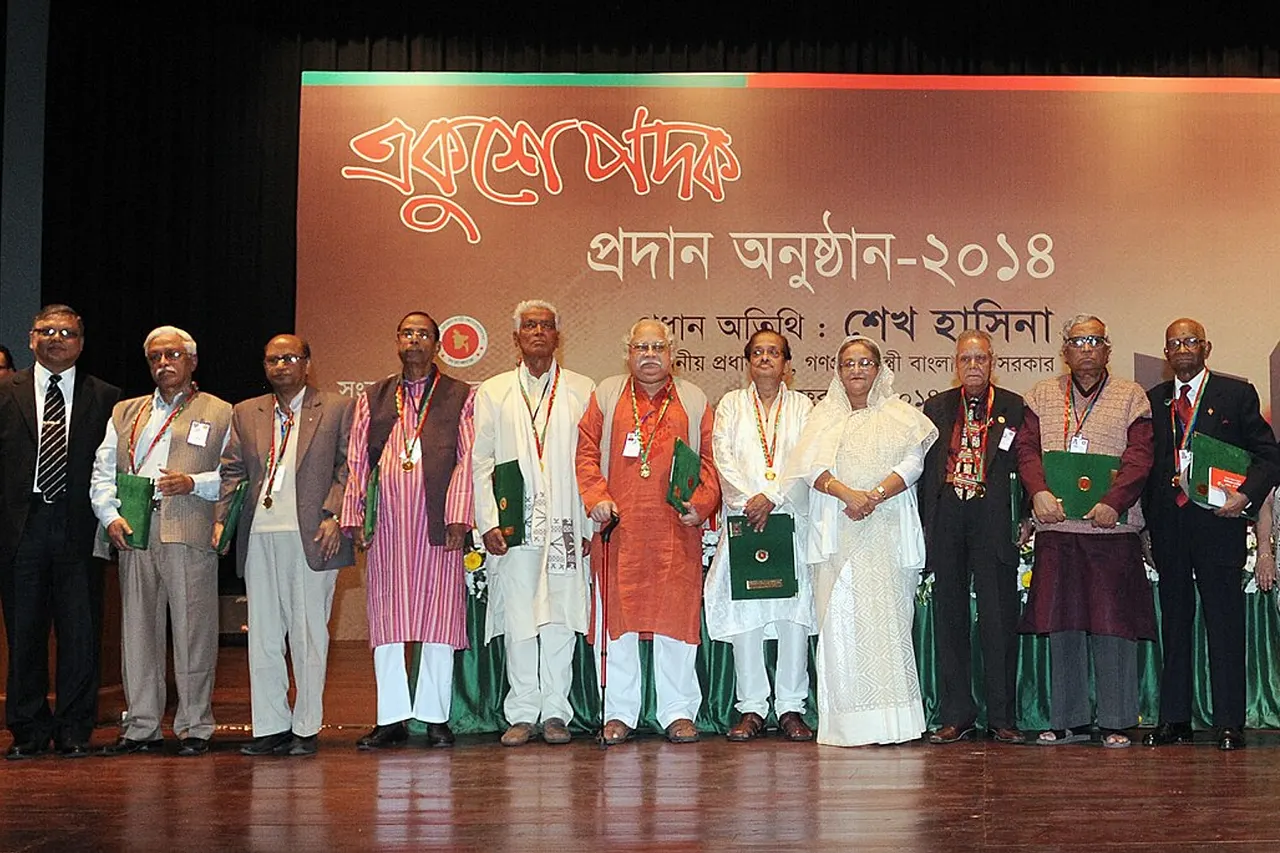 একুশে পদক প্রদান অনুষ্ঠান ২০১৪। প্রধানমন্ত্রী শেখ হাসিনাসহ পদকপ্রাপ্তগণ।