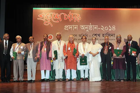 একুশে পদক প্রদান অনুষ্ঠান ২০১৪। প্রধানমন্ত্রী শেখ হাসিনাসহ পদকপ্রাপ্তগণ।