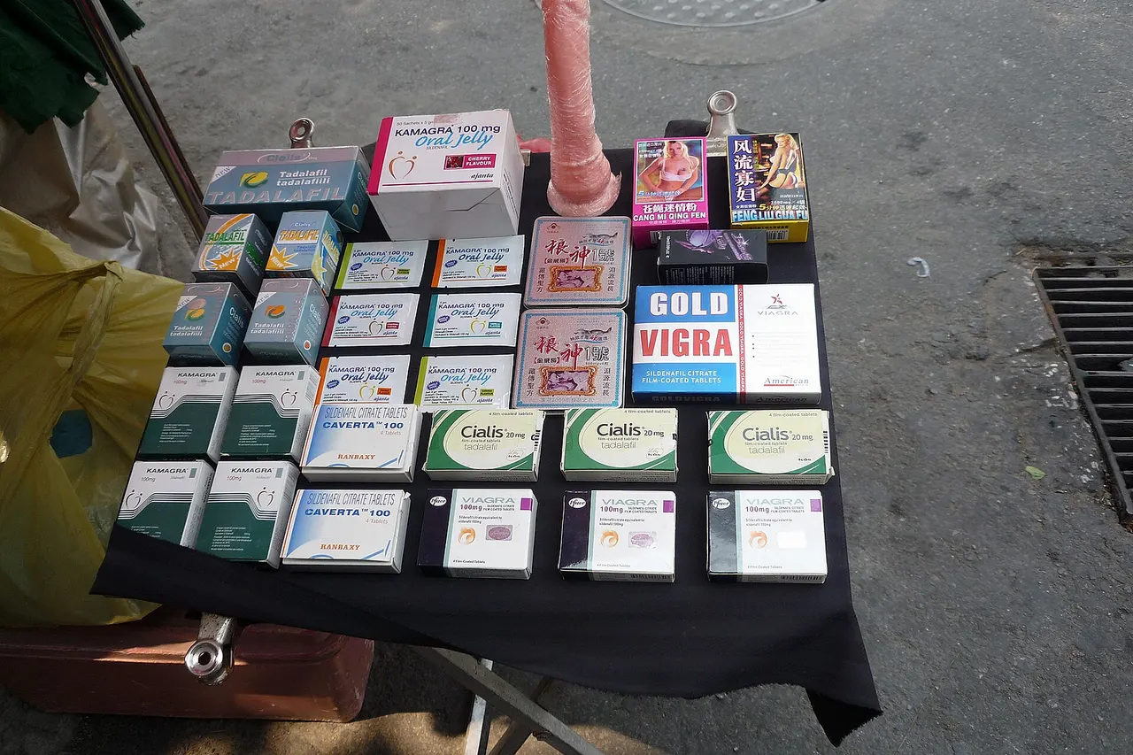 Viagra und andere Potenzmittel (höchstwahrscheinlich Produktfälschungen) im Angebot eines Straßenhändlers, Bangkok, Thailand