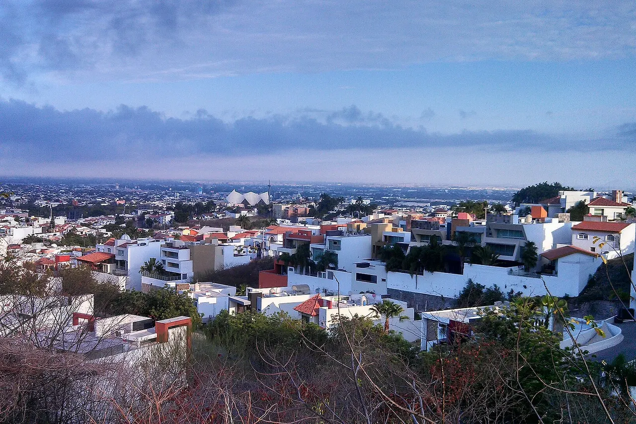 You can see the Temple of La Lomita, an image taken from Canal 3 Hill