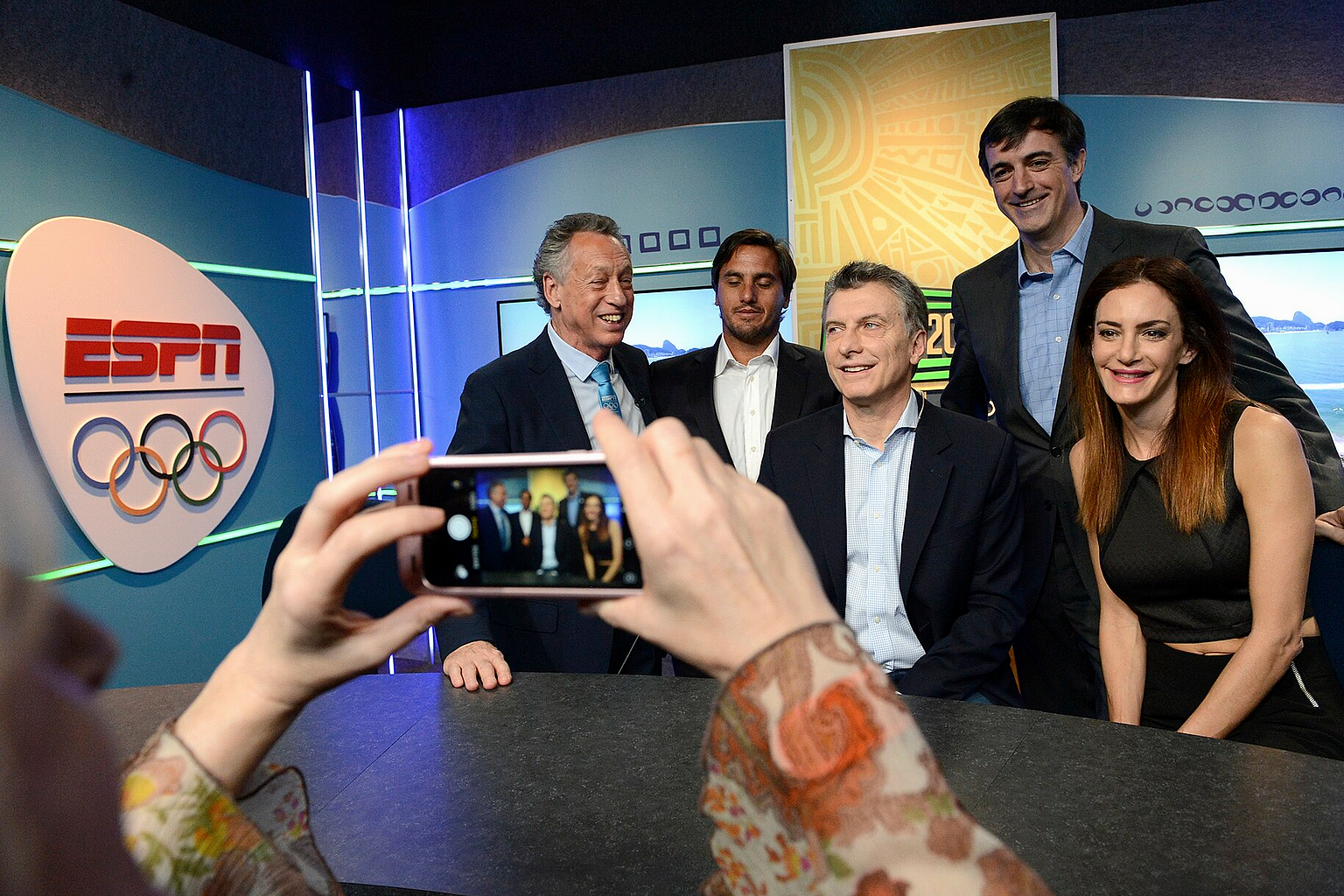 El presidente con periodistas de Juegos Olímpicos.