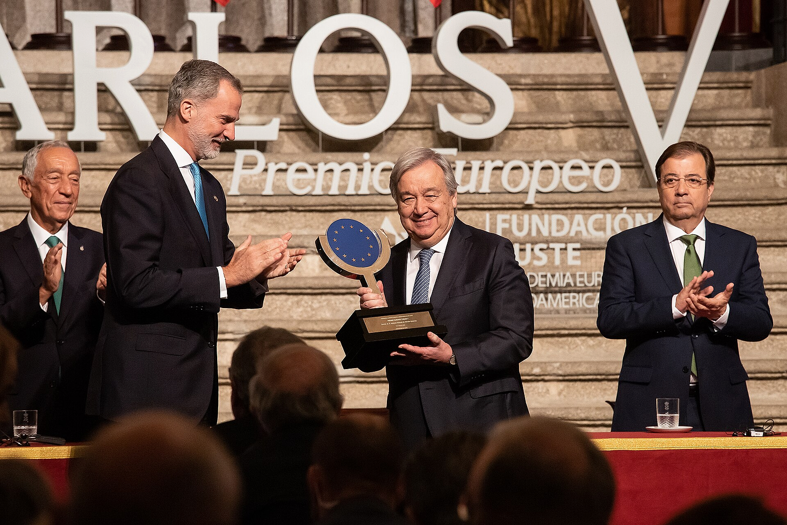 El Rey Felipe VI entregó al Secretario General de las Naciones Unidas, António Manuel de Oliveira Guterres, el "Premio Europeo Carlos V", que concede la Fundación Academia Europea e Iberoamericana de Yuste y que reconoce la amplia y larga trayectoria de vida dedicada al compromiso social.
