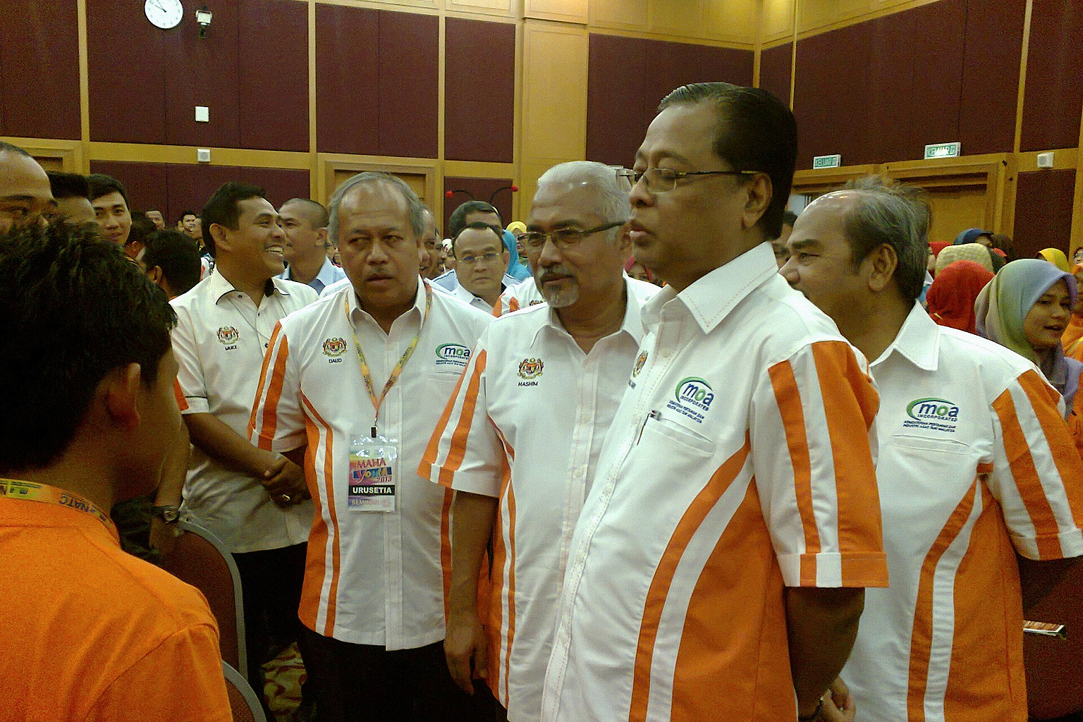 Ismail Sabri Yaakob bermesra dengan ahli myagrosis semasa pelancaran program Belia MAHA 2013 di karnival Belia Putrajaya 2013.