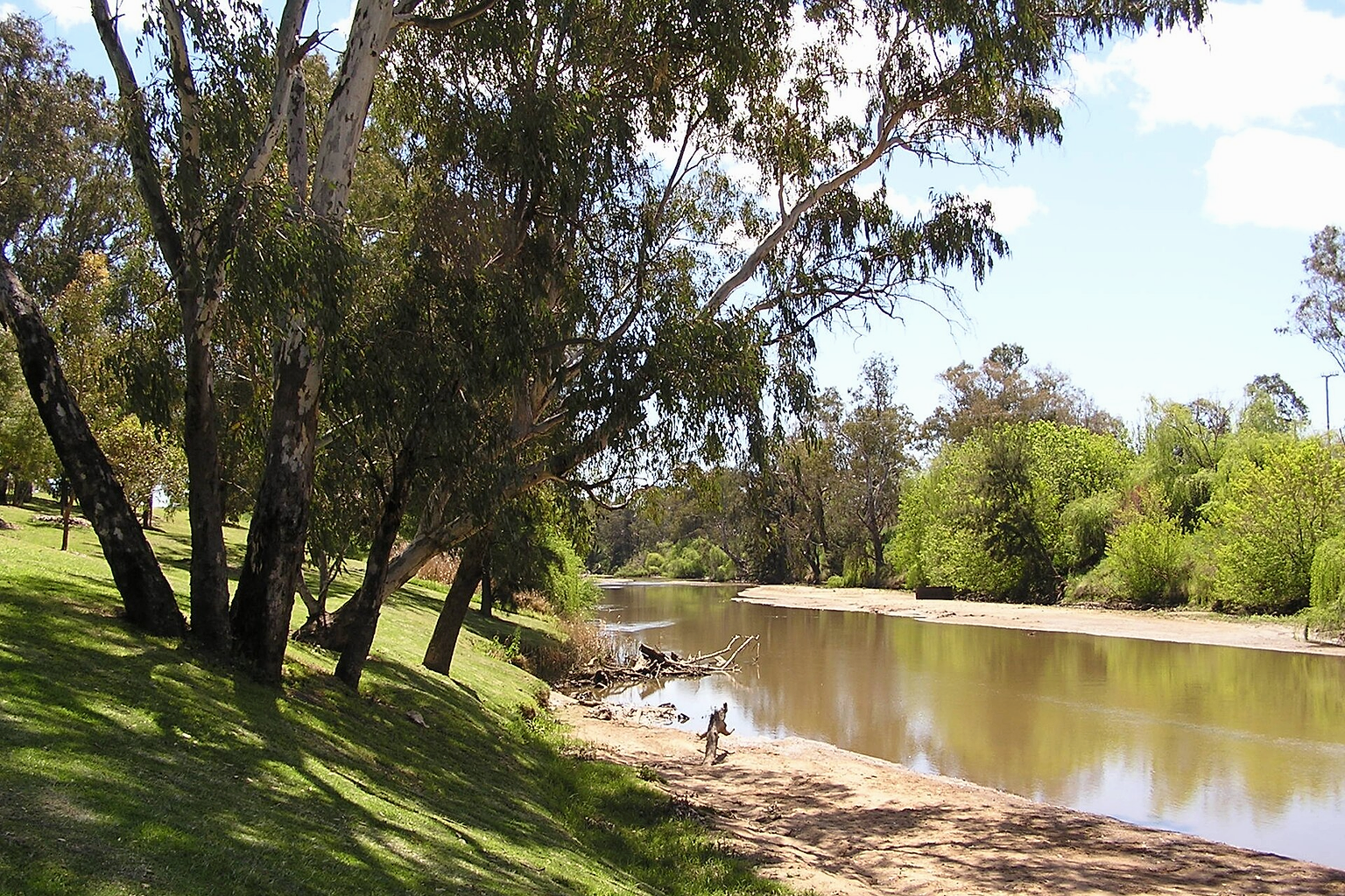 The Lachlan River at Cowra, New South Wales, Australia .