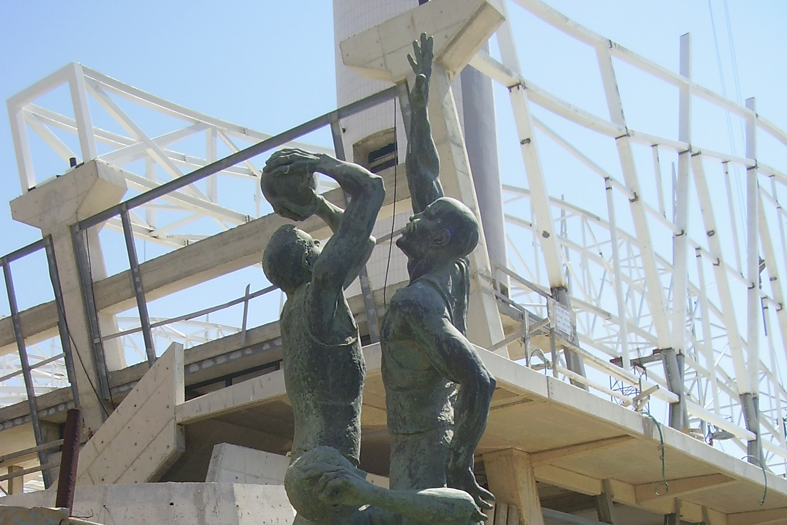 Basketball players sculpture in Wingate Institute