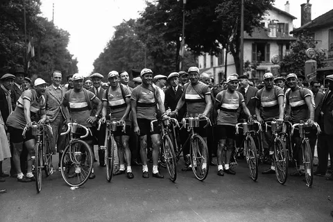 Équipe française lors du Tour de France 1932. De gauche à droite : André Leducq, Albert Barthélémy, Julien Moineau, Louis Peglion, Marcel Bidot, Maurice Archambaud, Georges Speicher, Roger Lapébie