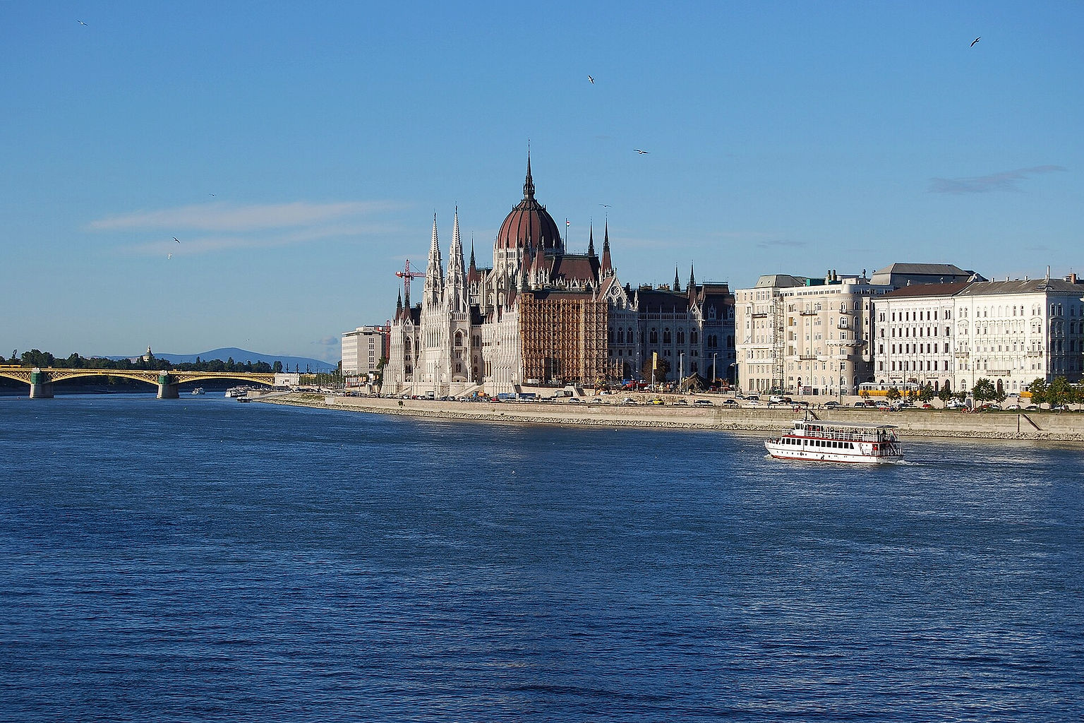 Hungarian Parliament Building ( Országház ) and Margaret Bridge ( Margit híd ) with the Danube, Budapest.